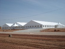 Ces trois chapiteaux sont situ�s dans le d�sert africain : Tentes et chapiteaux : Chapiteaux aluminium